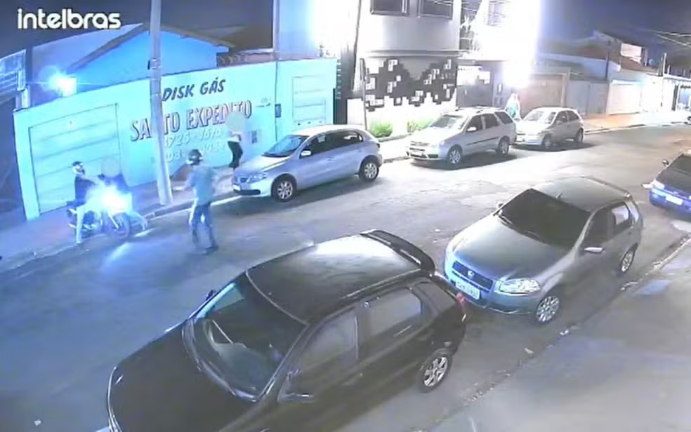 Homem é baleado em assalto ao sair de lanchonete com a esposa em Franca