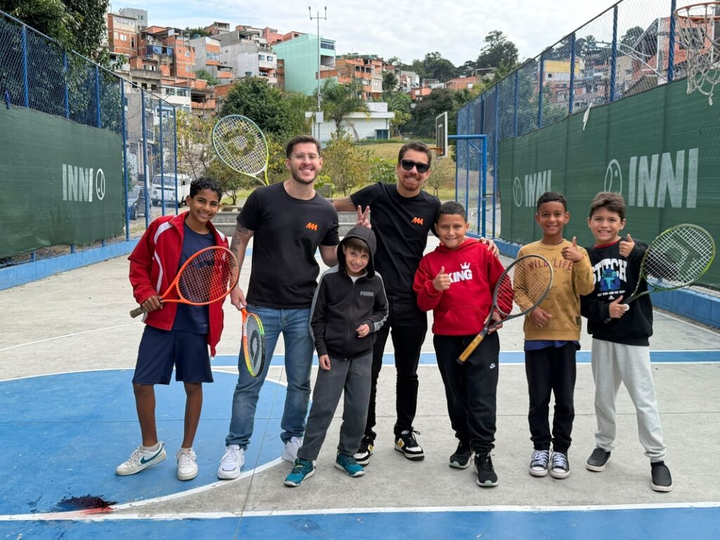 Parceria forma crianças de projeto de tênis em tecnologia Parceria forma crianças de projeto de tênis em tecnologia