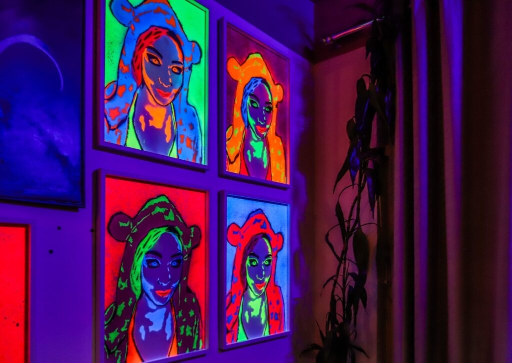 Bia Ferrer apresenta exposição de stencil neon em São Paulo Bia Ferrer apresenta exposição de stencil neon em São Paulo
