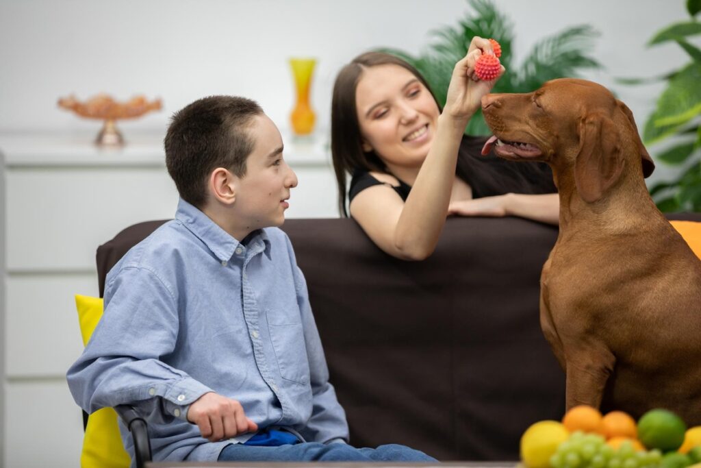 Atendimento gratuito com cães para crianças neurodivergentes Atendimento gratuito com cães para crianças neurodivergentes