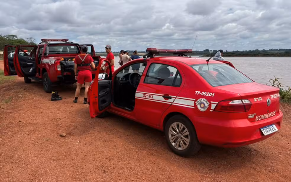 Sem saber nadar, único sobrevivente se agarrou a bomba d’água após caminhonete cair em rio na região