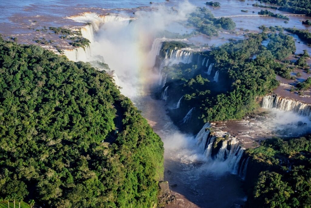 Aeroporto de Foz do Iguaçu impulsiona turismo nas Cataratas Aeroporto de Foz do Iguaçu impulsiona turismo nas Cataratas