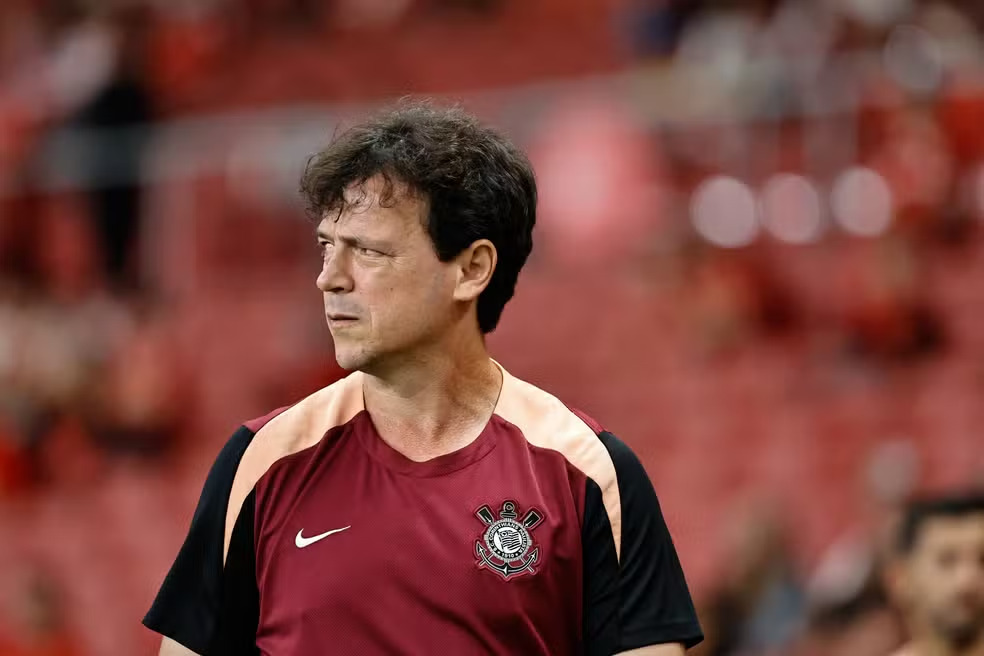 Corinthians demite o técnico Fernando Diniz após sétima derrota seguida no Brasileirão